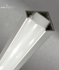 Perfil 18x18mm en aluminio extruido para sobreponer.